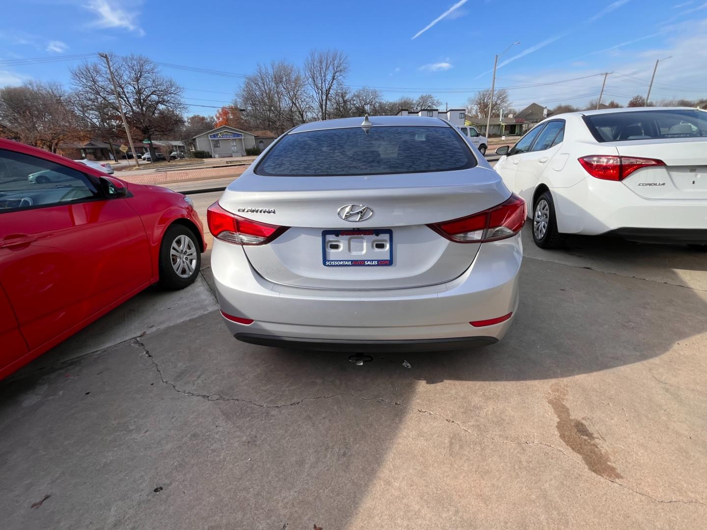 2016 SILVER HYUNDAI ELANTRA LIMITED; SE; Limited (KMHDH4AE4GU) with an 1.8L L4 DOHC 16V engine, 6-Speed Automatic transmission, located at 8101 E. Skelly Dr., Tulsa, OK, 74129, (918) 592-3593, 36.121891, -95.888802 - Photo#2